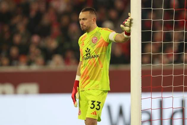 Torwart Florian Kastenmeier (Fortuna Duesseldorf) schaut waehrend des Spiels der 2. Bundesliga zwischen Fortuna Düsseldorf und SpVgg Greuther Fürth im Merkur Spiel-Arena am 28. February 2025 in Düsseldorf, Deutschland. (Foto von Oliver Kaelke DeFodi Images) +++ Torwart Florian Kastenmeier (Fortuna Duesseldorf) looks on during the 2. Bundesliga match between Fortuna Düsseldorf and SpVgg Greuther Fürth at Merkur Spiel-Arena on February 28, 2025 in Düsseldorf, Germany. (Photo by Oliver Kaelke DeFodi Images) DFB DFL REGULATIONS PROHIBIT ANY USE OF PHOTOGRAPHS AS IMAGE SEQUENCES AND OR QUASI-VIDEO. (Photo by Oliver Kaelke DeFodi Images)