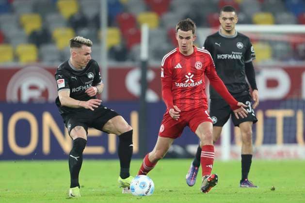 Felix Klaus (SpVgg Greuther Fürth) und Giovanni Haag (Fortuna Duesseldorf) im Zweikampf waehrend des Spiels der 2. Bundesliga zwischen Fortuna Düsseldorf und SpVgg Greuther Fürth im Merkur Spiel-Arena am 28. February 2025 in Düsseldorf, Deutschland. (Foto von Oliver Kaelke DeFodi Images) +++ Felix Klaus (SpVgg Greuther Fürth) und Giovanni Haag (Fortuna Duesseldorf) battle for the ball during the 2. Bundesliga match between Fortuna Düsseldorf and SpVgg Greuther Fürth at Merkur Spiel-Arena on February 28, 2025 in Düsseldorf, Germany. (Photo by Oliver Kaelke DeFodi Images) DFB DFL REGULATIONS PROHIBIT ANY USE OF PHOTOGRAPHS AS IMAGE SEQUENCES AND OR QUASI-VIDEO. (Photo by Oliver Kaelke DeFodi Images)