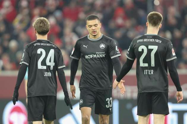Marco John (SpVgg Greuther Fürth), Maximilian Dietz (SpVgg Greuther Fürth) und Luca Itter (SpVgg Greuther Fürth) klatschen sich ab waehrend des Spiels der 2. Bundesliga zwischen Fortuna Düsseldorf und SpVgg Greuther Fürth im Merkur Spiel-Arena am 28. February 2025 in Düsseldorf, Deutschland. (Foto von Oliver Kaelke DeFodi Images) +++ Marco John (SpVgg Greuther Fürth), Maximilian Dietz (SpVgg Greuther Fürth) und Luca Itter (SpVgg Greuther Fürth) shake hands during the 2. Bundesliga match between Fortuna Düsseldorf and SpVgg Greuther Fürth at Merkur Spiel-Arena on February 28, 2025 in Düsseldorf, Germany. (Photo by Oliver Kaelke DeFodi Images) DFB DFL REGULATIONS PROHIBIT ANY USE OF PHOTOGRAPHS AS IMAGE SEQUENCES AND OR QUASI-VIDEO. (Photo by Oliver Kaelke DeFodi Images)