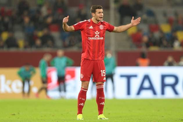 Tim Oberdorf (Fortuna Duesseldorf) gestikuliert, Gestik waehrend des Spiels der 2. Bundesliga zwischen Fortuna Düsseldorf und SpVgg Greuther Fürth im Merkur Spiel-Arena am 28. February 2025 in Düsseldorf, Deutschland. (Foto von Oliver Kaelke DeFodi Images) +++ Tim Oberdorf (Fortuna Duesseldorf) gestures during the 2. Bundesliga match between Fortuna Düsseldorf and SpVgg Greuther Fürth at Merkur Spiel-Arena on February 28, 2025 in Düsseldorf, Germany. (Photo by Oliver Kaelke DeFodi Images) DFB DFL REGULATIONS PROHIBIT ANY USE OF PHOTOGRAPHS AS IMAGE SEQUENCES AND OR QUASI-VIDEO. (Photo by Oliver Kaelke DeFodi Images)