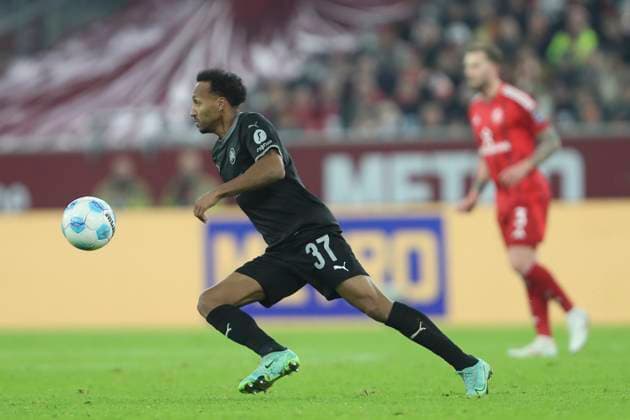 Julian Green (SpVgg Greuther Fürth) in Aktion, am Ball, Einzelaktion waehrend des Spiels der 2. Bundesliga zwischen Fortuna Düsseldorf und SpVgg Greuther Fürth im Merkur Spiel-Arena am 28. February 2025 in Düsseldorf, Deutschland. (Foto von Oliver Kaelke DeFodi Images) +++ Julian Green (SpVgg Greuther Fürth) controls the ball during the 2. Bundesliga match between Fortuna Düsseldorf and SpVgg Greuther Fürth at Merkur Spiel-Arena on February 28, 2025 in Düsseldorf, Germany. (Photo by Oliver Kaelke DeFodi Images) DFB DFL REGULATIONS PROHIBIT ANY USE OF PHOTOGRAPHS AS IMAGE SEQUENCES AND OR QUASI-VIDEO. (Photo by Oliver Kaelke DeFodi Images)