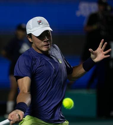 (250301) -- ACAPULCO, March 1, 2025 -- Nakashima Brandon of the United States hits a return during the singles semifinal match against Tomas Machac of the Czech Republic at the 2025 ATP, Tennis Herren Mexican Open tennis tournament in Acapulco, Mexico, Feb. 28, 2025. ) (SP)MEXICO-ACAPULCO-TENNIS-ATP-MEXICAN OPEN-SINGLES-SEMIFINAL LixMengxin 