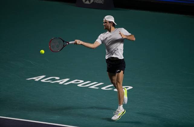 Sport Bilder des Tages (250301) -- ACAPULCO, March 1, 2025 -- Tomas Machac of the Czech Republic hits a return during the singles semifinal match against Nakashima Brandon of the United States at the 2025 ATP, Tennis Herren Mexican Open tennis tournament in Acapulco, Mexico, Feb. 28, 2025. ) (SP)MEXICO-ACAPULCO-TENNIS-ATP-MEXICAN OPEN-SINGLES-SEMIFINAL LixMengxin 