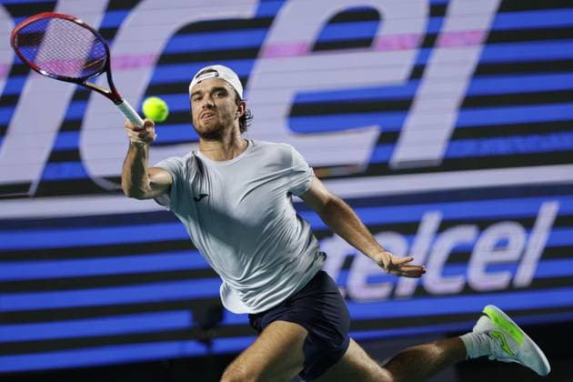 (250301) -- ACAPULCO, March 1, 2025 -- Tomas Machac of the Czech Republic hits a return during the singles semifinal match against Nakashima Brandon of the United States at the 2025 ATP, Tennis Herren Mexican Open tennis tournament in Acapulco, Mexico, Feb. 28, 2025. (Photo by Xinhua) (SP)MEXICO-ACAPULCO-TENNIS-ATP-MEXICAN OPEN-SINGLES-SEMIFINAL FranciscoxCanedo 