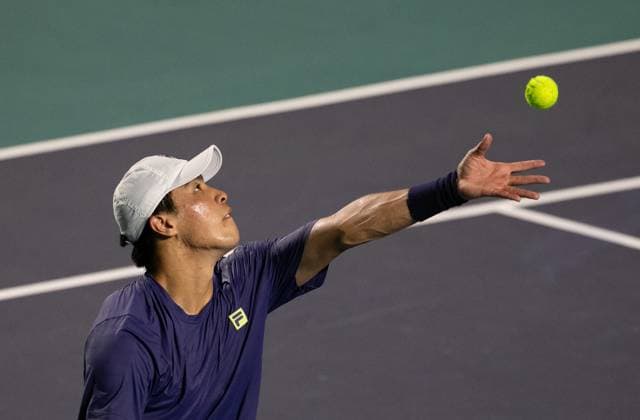 (250301) -- ACAPULCO, March 1, 2025 -- Nakashima Brandon of the United States serves during the singles semifinal match against Tomas Machac of the Czech Republic at the 2025 ATP, Tennis Herren Mexican Open tennis tournament in Acapulco, Mexico, Feb. 28, 2025. ) (SP)MEXICO-ACAPULCO-TENNIS-ATP-MEXICAN OPEN-SINGLES-SEMIFINAL LixMengxin 