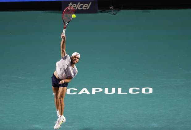 (250301) -- ACAPULCO, March 1, 2025 -- Tomas Machac of the Czech Republic serves during the singles semifinal match against Nakashima Brandon of the United States at the 2025 ATP, Tennis Herren Mexican Open tennis tournament in Acapulco, Mexico, Feb. 28, 2025. (Photo by Xinhua) (SP)MEXICO-ACAPULCO-TENNIS-ATP-MEXICAN OPEN-SINGLES-SEMIFINAL FranciscoxCanedo 
