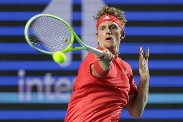 (250301) -- ACAPULCO, March 1, 2025 -- Alejandro Davidovich Fokina of Spain hits a return during the singles semifinal match against Denis Shapovalov of Canada at the 2025 ATP, Tennis Herren Mexican Open tennis tournament in Acapulco, Mexico, Feb. 28, 2025. (Photo by Francisco Canedo Xinhua) (SP)MEXICO-ACAPULCO-TENNIS-ATP-MEXICAN OPEN-SINGLES-SEMIFINAL FuxLangxisike¡¤kanieduo 