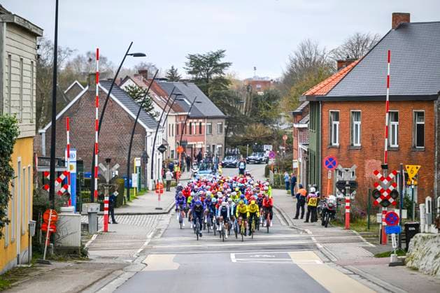 Omloop Het Nieuwsblad 2025 Cycling Race Ninove, Belgium - March 01 : Illustration picture of the peloton during the Men Elite UCI World Tour 80th Flanders Classics Omloop Het Nieuwsblad cycling race of 197 kms with start in Ghent and finish in Ninove on March 1, 2025 in Ninove, Belgium, 1 03 2025 ( Motordriver Kenny Verfaillie - Ninove Belgium  Copyright: xVincentxKalutx