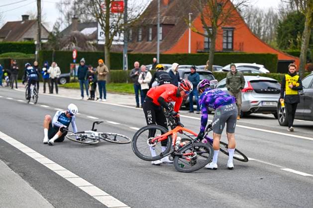 Omloop Het Nieuwsblad 2025 Cycling Race Ninove, Belgium - March 01 : Shmidt Artem (USA) of Ineos Grenadiers in a crash during the Men Elite UCI World Tour 80th Flanders Classics Omloop Het Nieuwsblad cycling race of 197 kms with start in Ghent and finish in Ninove on March 1, 2025 in Ninove, Belgium, 1 03 2025 ( Motordriver Kenny Verfaillie - Ninove Belgium  Copyright: xVincentxKalutx