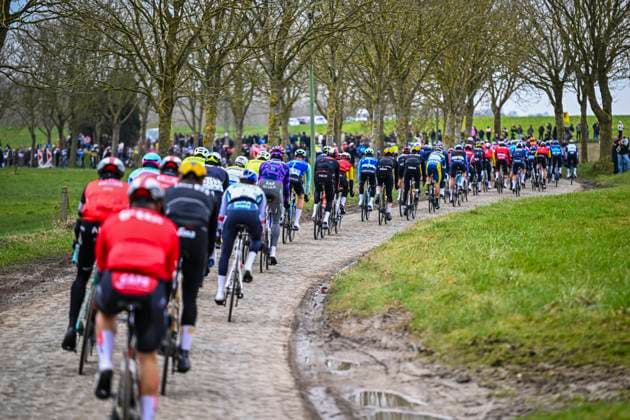 Omloop Het Nieuwsblad 2025 Cycling Race Ninove, Belgium - March 01 : Illustration picture of the peoloton in the Paddestraat during the Men Elite UCI World Tour 80th Flanders Classics Omloop Het Nieuwsblad cycling race of 197 kms with start in Ghent and finish in Ninove on March 1, 2025 in Ninove, Belgium, 1 03 2025 ( Motordriver Kenny Verfaillie - Ninove Belgium  Copyright: xVincentxKalutx