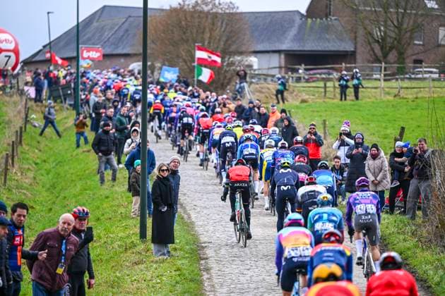 Omloop Het Nieuwsblad 2025 Cycling Race Ninove, Belgium - March 01 : Illustration picture of the peloton during the Men Elite UCI World Tour 80th Flanders Classics Omloop Het Nieuwsblad cycling race of 197 kms with start in Ghent and finish in Ninove on March 1, 2025 in Ninove, Belgium, 1 03 2025 ( Motordriver Kenny Verfaillie - Ninove Belgium  Copyright: xVincentxKalutx