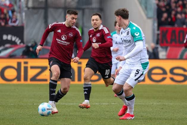 Stefanos Tzimas (1FC Nuernberg 9) im Duell mit Phil Neumann (Hannover 96 5), 1. FC Nuernberg vs. Hannover 96, Fussball, 2. Bundesliga, 24. Spieltag, 01.03.2025 DFB regulations prohibit any use of photographs as image sequences and or quasi-video Nuernberg Bayern Deutschland