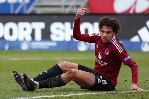 FCN-Spieler Janis Antiste ( 28) gestikuliert nach einem vermeintlichen Foul, 1. FC Nuernberg vs. Hannover 96, Fussball, 2. Bundesliga, 24. Spieltag, 01.03.2025 DFB regulations prohibit any use of photographs as image sequences and or quasi-video Nuernberg Bayern Deutschland