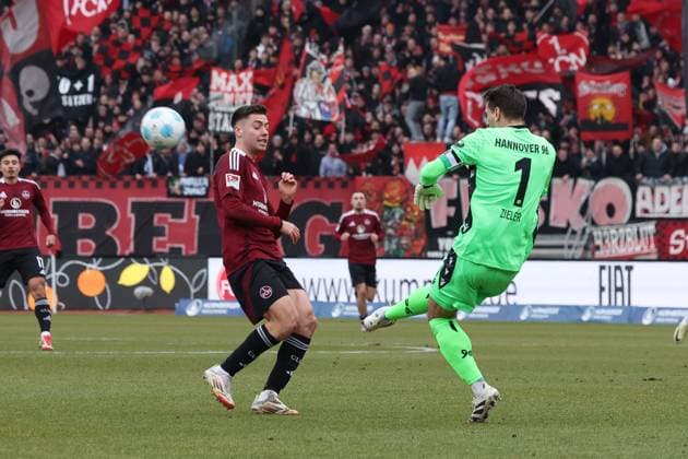 im Zweikampf, Aktion, mit Stefanos Tzimas 9 (1.FC Nuernberg), Ron-Robert Zieler 1 (Hannover 96), 1. FC Nuernberg vs. Hannover 96, Fussball, 2. Bundesliga, 24. Spieltag, 01.03.2025 DFB regulations prohibit any use of photographs as image sequences and or quasi-video Nuernberg Bayern Deutschland