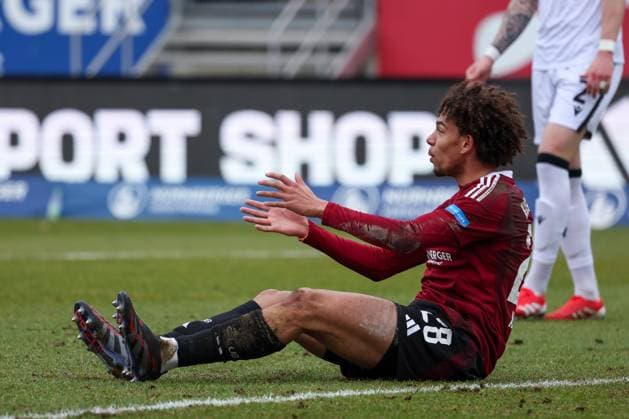 FCN-Spieler Janis Antiste ( 28) gestikuliert nach einem vermeintlichen Foul, 1. FC Nuernberg vs. Hannover 96, Fussball, 2. Bundesliga, 24. Spieltag, 01.03.2025 DFB regulations prohibit any use of photographs as image sequences and or quasi-video Nuernberg Bayern Deutschland