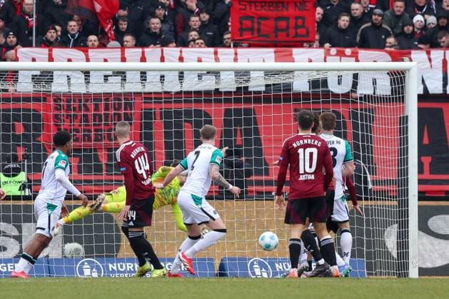 im Zweikampf, Aktion, mit Josh Knight (Hannover 96 2), doch Jan Reichert (1FC Nuernberg 1) pariert, 1. FC Nuernberg vs. Hannover 96, Fussball, 2. Bundesliga, 24. Spieltag, 01.03.2025 DFB regulations prohibit any use of photographs as image sequences and or quasi-video Nuernberg Bayern Deutschland