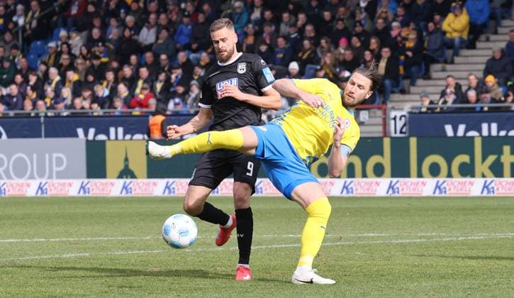 Eintracht BS vs SSV Ulm 1846 Braunschweig, 01.03.2025, Fußball, Saison 24 25, 2. Bundesliga, 24. Spieltag, Eintracht Braunschweig vs SSV Ulm 1846, Bild zeigt: Ermin Bicakcic (BTSV, 6) gegen Lucas Röser (SSV, 9) Braunschweig