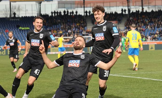 Eintracht BS vs SSV Ulm 1846 Braunschweig, 01.03.2025, Fußball, Saison 24 25, 2. Bundesliga, 24. Spieltag, Eintracht Braunschweig vs SSV Ulm 1846, Bild zeigt: Ulm jubelt über das Tor zum 1:0 durch Lucas Röser (SSV, 9) Braunschweig