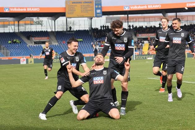Eintracht BS vs SSV Ulm 1846 Braunschweig, 01.03.2025, Fußball, Saison 24 25, 2. Bundesliga, 24. Spieltag, Eintracht Braunschweig vs SSV Ulm 1846, Bild zeigt: Ulm jubelt über das Tor zum 1:0 durch Lucas Röser (SSV, 9) Braunschweig