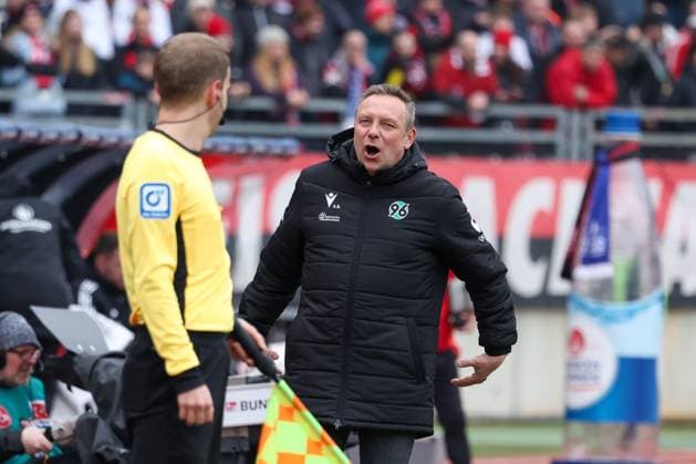 Chef-Trainer Andre Breitenreiter (Hannover 96) im Gespraech mit dem Linienrichter, 1. FC Nuernberg vs. Hannover 96, Fussball, 2. Bundesliga, 24. Spieltag, 01.03.2025 DFB regulations prohibit any use of photographs as image sequences and or quasi-video Nuernberg Bayern Deutschland