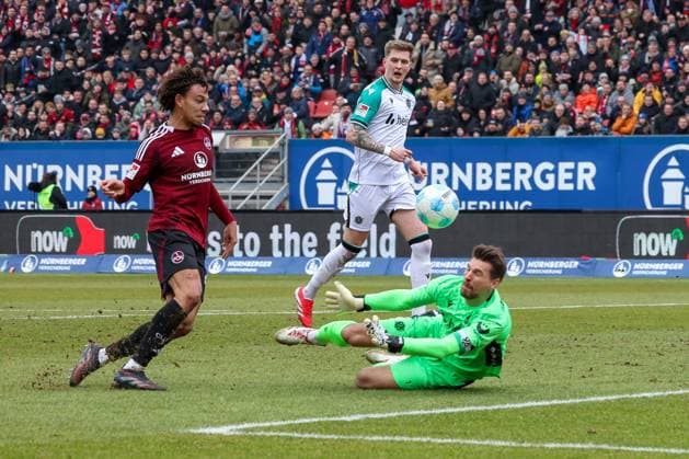 im Zweikampf, Aktion, mit Janis Antiste 28 (1.FC Nuernberg), Ron-Robert Zieler 1 (Hannover 96), 1. FC Nuernberg vs. Hannover 96, Fussball, 2. Bundesliga, 24. Spieltag, 01.03.2025 DFB regulations prohibit any use of photographs as image sequences and or quasi-video Nuernberg Bayern Deutschland