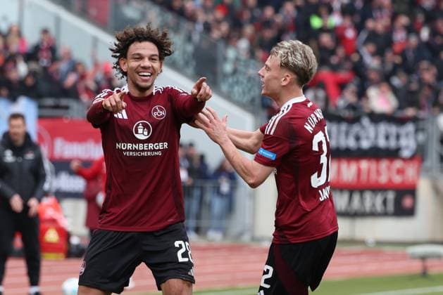 Torjubel von Janis Antiste 28 (1.FC Nuernberg), Tim Janisch 32 (1.FC Nuernberg) zum 1:0 1. FC Nuernberg vs. Hannover 96, Fussball, 2. Bundesliga, 24. Spieltag, 01.03.2025 DFB regulations prohibit any use of photographs as image sequences and or quasi-video Nuernberg Bayern Deutschland