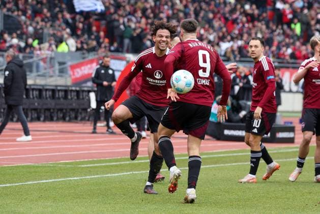 Torjubel von Janis Antiste 28 (1.FC Nuernberg), Stefanos Tzimas 9 (1.FC Nuernberg) zum 1:0 1. FC Nuernberg vs. Hannover 96, Fussball, 2. Bundesliga, 24. Spieltag, 01.03.2025 DFB regulations prohibit any use of photographs as image sequences and or quasi-video Nuernberg Bayern Deutschland