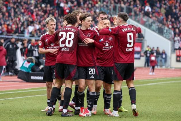 die Mannschaft freut sich ueber das Tor von Stefanos Tzimas 9 (1.FC Nuernberg) zum 1:0, 1. FC Nuernberg vs. Hannover 96, Fussball, 2. Bundesliga, 24. Spieltag, 01.03.2025 DFB regulations prohibit any use of photographs as image sequences and or quasi-video Nuernberg Bayern Deutschland