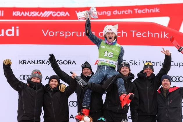 Bilder des Jahres 2025, Sport 03 März Sport Themen der Woche KW09 ALPINE SKIING - FIS WC Kranjska Gora KRANJSKA GORA,SLOVENIA,01.MAR.25 - ALPINE SKIING - FIS World Cup, giant slalom, men. Image shows the rejoicing of Lucas Pinheiro Braathen (BRA) and team BRA.  GEPAxpictures xMaticxKlansek