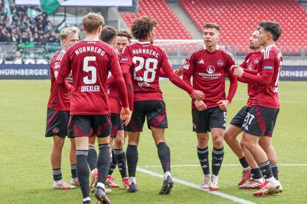Das vermeintliche 2:2 durch Julian Justvan (1FC Nuernberg 10), wurde aber nach Ueberpruefung durch das Schiedsrichtergespann zurueckgenommen, 1. FC Nuernberg vs. Hannover 96, Fussball, 2. Bundesliga, 24. Spieltag, 01.03.2025 DFB regulations prohibit any use of photographs as image sequences and or quasi-video Nuernberg Bayern Deutschland