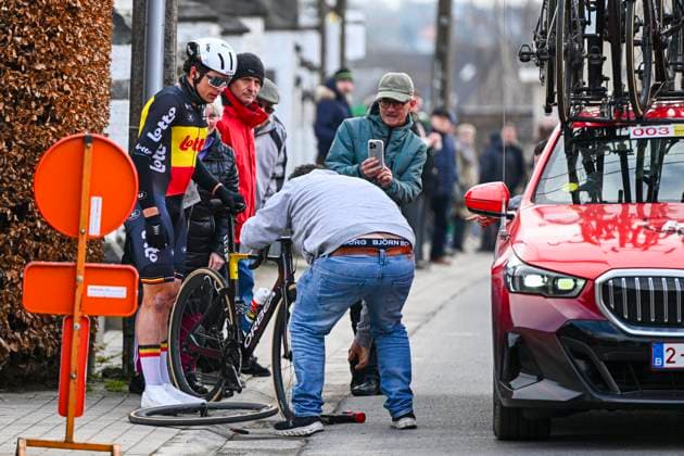 Omloop Het Nieuwsblad 2025 Cycling Race Ninove, Belgium - March 01 : De Lie Arnaud (BEL) of Lotto Cycling Team coping with a technical problem during the Men Elite UCI World Tour 80th Flanders Classics Omloop Het Nieuwsblad cycling race of 197 kms with start in Ghent and finish in Ninove on March 1, 2025 in Ninove, Belgium, 1 03 2025 ( Motordriver Kenny Verfaillie - Ninove Belgium  Copyright: xVincentxKalutx