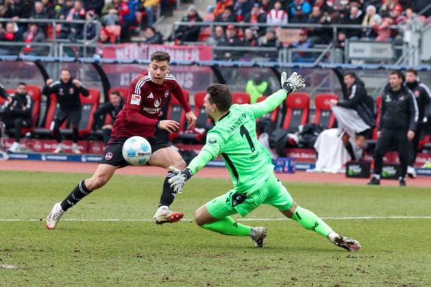 im Zweikampf, Aktion, mit Stefanos Tzimas 9 (1.FC Nuernberg), Ron-Robert Zieler 1 (Hannover 96), 1. FC Nuernberg vs. Hannover 96, Fussball, 2. Bundesliga, 24. Spieltag, 01.03.2025 DFB regulations prohibit any use of photographs as image sequences and or quasi-video Nuernberg Bayern Deutschland