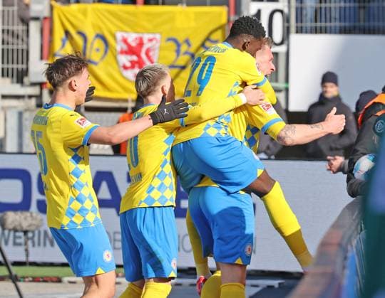 Eintracht BS vs SSV Ulm 1846 Braunschweig, 01.03.2025, Fußball, Saison 24 25, 2. Bundesliga, 24. Spieltag, Eintracht Braunschweig vs SSV Ulm 1846, Bild zeigt: Jubel bei Braunschweig über das Tor zum 1:1 durch Sebastian Polter (BTSV, 17) Braunschweig