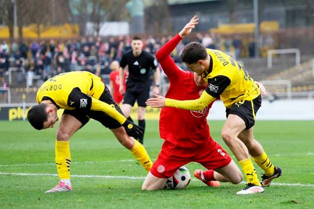 Sport Themen der Woche KW09 Fußball 3. Liga 26.Spieltag , Borussia Dortmund U23 - Rot-Weiss Essen am 01.03.2025 im Stadion Rote Erde in Dortmund Julian Eitschberger( Rot-Weiss Essen DFB regulations prohibit any use of photographs as image sequences and or quasi-video. *** Fußball 3 Liga 26 Spieltag , Borussia Dortmund U23 Rot Weiss Essen am 01 03 2025 im Stadion Rote Erde in Dortmund Julian Eitschberger Rot Weiss Essen DFB regulations prohibit any use of photographs as image sequences and or quasi video