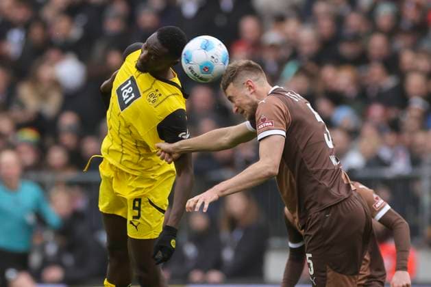 Sport Themen der Woche KW09 Serhou Guirassy (Borussia Dortmund) und Hauke Wahl (FC St. Pauli) kaempfen um den Ball, Bundesliga, FC St. Pauli 1910 v Borussia Dortmund, Millerntor Stadium am 01. March 2025 in Hamburg, Deutschland. (Foto von Marco Steinbrenner DeFodi Images) Serhou Guirassy (Borussia Dortmund) und Hauke Wahl (FC St. Pauli) battle for the ball, Bundesliga, FC St. Pauli 1910 v Borussia Dortmund, Millerntor Stadium, March 1, 2025 in Hamburg, Germany. (Photo by Marco Steinbrenner DeFodi Images) DFL regulations prohibit any use of photographs as image sequences and or quasi-video. *** Serhou Guirassy Borussia Dortmund and Hauke Wahl FC St Pauli battle for the ball, Bundesliga, FC St Pauli 1910 v Borussia Dortmund, Millerntor Stadium, March 1, 2025 in Hamburg, Germany Photo by Marco Steinbrenner DeFodi Images Serhou Guirassy Borussia Dortmund and Hauke Wahl FC St Pauli battle for the ball, Bundesliga, FC St Pauli 1910 v Borussia Dortmund, Millerntor Stadium, March 1, 2025 in Hamburg, Germany Photo by Marco Steinbrenner DeFodi Images DFL regulations prohibit any use of photographs as image sequences and or quasi video