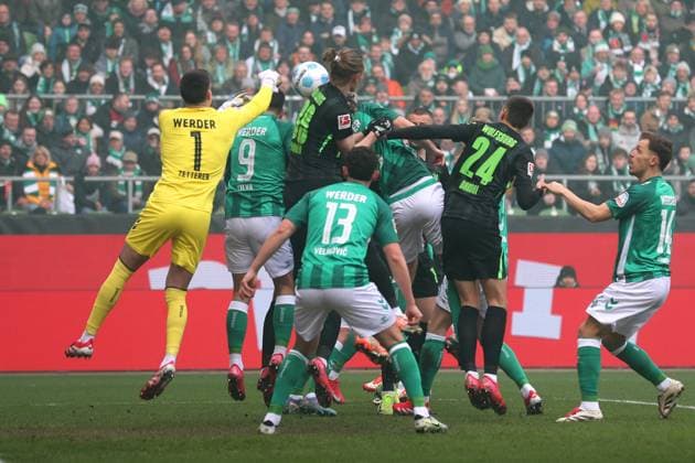 Sport Themen der Woche KW09 Bremen vs. VfL, 1. BL Bremen, 01.03.2025, FUßBALL - SV Werder Bremen vs. VfL Wolfsburg, 1. BL, Saison 2024 25. Patrick Wimmer (VfL Wolfsburg) schießt Tor zum 0:1 Bremen *** Bremen vs VfL, 1 BL Bremen, 01 03 2025, FOOTBALL SV Werder Bremen vs VfL Wolfsburg, 1 BL, Season 2024 25 Patrick Wimmer VfL Wolfsburg scores goal to make it 0 1 Bremen