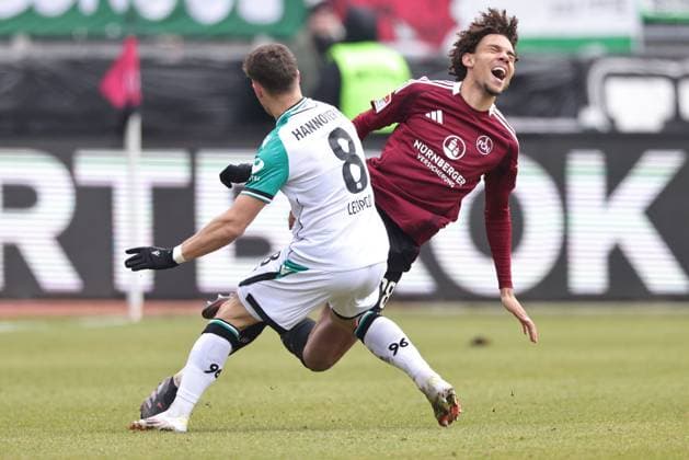 Enzo Leopold, HÂ 96, und Janis Antiste, FCN, im Rückrundenspiel der Saison 2024 2025 zwischen dem 1. FC Nürnberg und Hannover 96 in Nürnberg; 01 03 2025 -