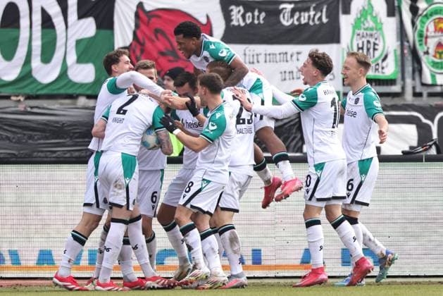 Hannover jubelt nach dem Siegtreffer zum 1:2 im Rückrundenspiel der Saison 2024 2025 zwischen dem 1. FC Nürnberg und Hannover 96 (1:2) in Nürnberg; 01 03 2025 -