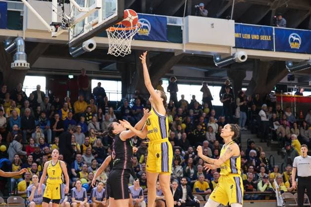 Maggie Mulligan (Alba Berlin Damen, 00)konnte erfolgreich abschließen, DBBL-Pokal , 01.03.2025, Alba Damen vs Saarlouis Royals, Halbfinale Berlin Berlin Deutschland Copyright: xFootbowl ThomasxSobotzkix