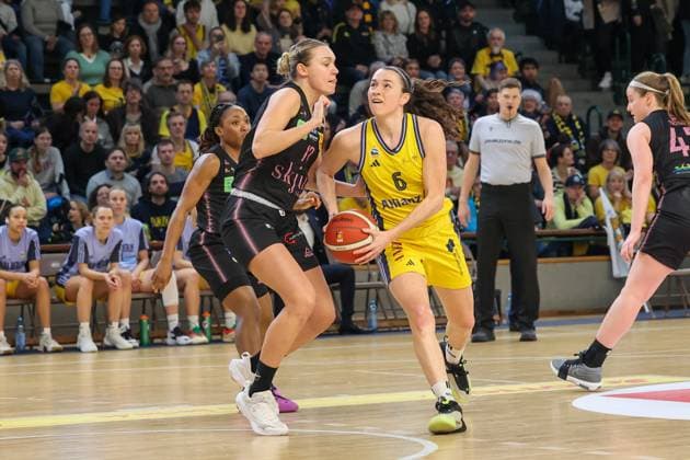 Tessa Stammberger (Alba Berlin Damen, 06) fixiert den Korb und hat den Ball, DBBL-Pokal , 01.03.2025, Alba Damen vs Saarlouis Royals, Halbfinale Berlin Berlin Deutschland Copyright: xFootbowl ThomasxSobotzkix