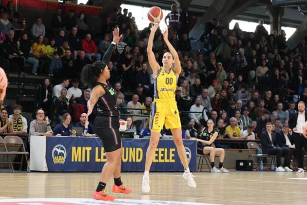 Maggie Mulligan (Alba Berlin Damen, 00)wirft den Ball, DBBL-Pokal , 01.03.2025, Alba Damen vs Saarlouis Royals, Halbfinale Berlin Berlin Deutschland Copyright: xFootbowl ThomasxSobotzkix
