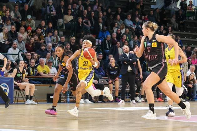 Deeshyra Thomas (Alba Berlin Damen, 21)mit dem Ball, beim Konter, DBBL-Pokal , 01.03.2025, Alba Damen vs Saarlouis Royals, Halbfinale Berlin Berlin Deutschland Copyright: xFootbowl ThomasxSobotzkix