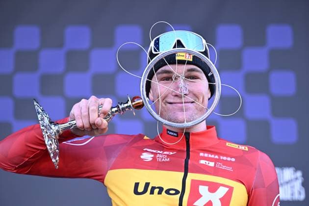 Bilder des Jahres 2025, Sport 03 März Sport Themen der Woche KW09 Sport Bilder des Tages Norwegian Soren Waerenskjold of Uno-X Mobility celebrates on the podium after winning the men s one-day cycling race Omloop Het Nieuwsblad (UCI World Tour), 197 km from Gent to Ninove, Saturday 01 March 2025. JASPERxJACOBS  x113853476x