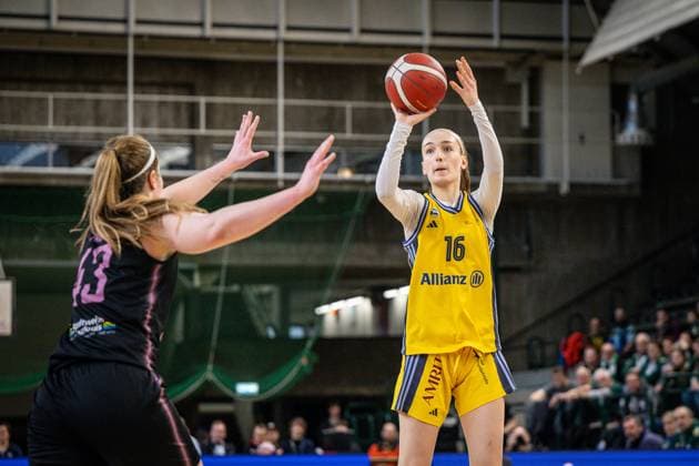 Basketball Berlin 01.03.2025 Saison 2024 2025 Pokal-TOP4 der Toyota Damen Basketball Bundesliga Halbfinale Saarlouis Royals - Alba Berlin Lilli Schultze (Alba, No.16) Hayley Frank (Saarlouis, No.43)