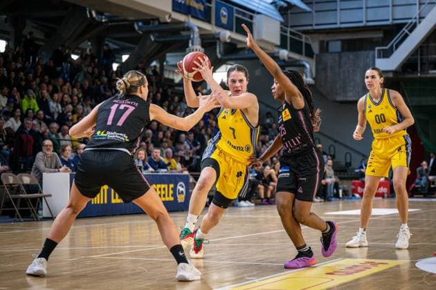 Basketball Berlin 01.03.2025 Saison 2024 2025 Pokal-TOP4 der Toyota Damen Basketball Bundesliga Halbfinale Saarlouis Royals - Alba Berlin Leoni Kreyenfeld (Alba, No.07) Martha Burse (Saarlouis, No.25) Gabija Meskonyte (Saarlouis, No.17)