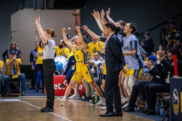 Basketball Berlin 01.03.2025 Saison 2024 2025 Pokal-TOP4 der Toyota Damen Basketball Bundesliga Halbfinale Saarlouis Royals - Alba Berlin Jubel Alba Lena Gohlisch (Alba, No.12) und andere