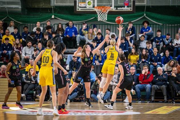 Basketball Berlin 01.03.2025 Saison 2024 2025 Pokal-TOP4 der Toyota Damen Basketball Bundesliga Halbfinale Saarlouis Royals - Alba Berlin Marie Bertholdt (Alba, No.04) Hayley Frank (Saarlouis, No.43)