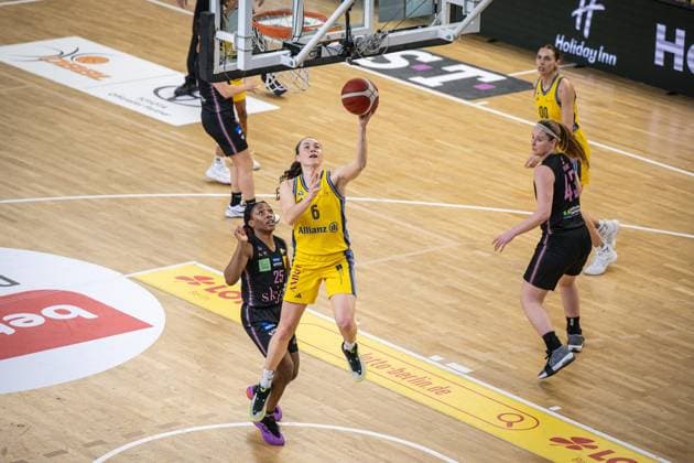 Basketball Berlin 01.03.2025 Saison 2024 2025 Pokal-TOP4 der Toyota Damen Basketball Bundesliga Halbfinale Saarlouis Royals - Alba Berlin Tessa Stammberger (Alba, No.06) Martha Burse (Saarlouis, No.25)