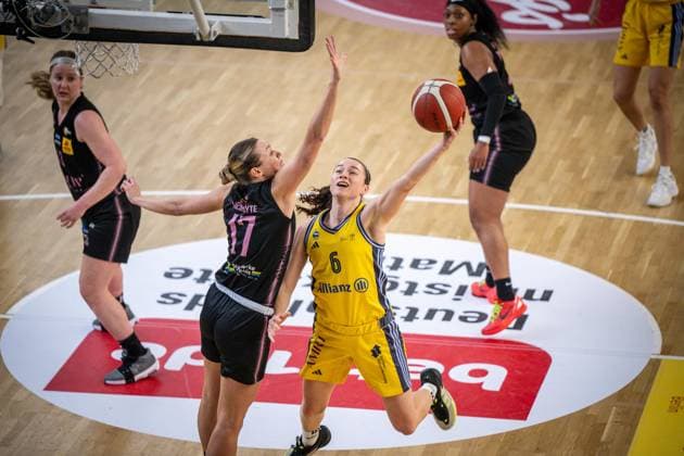 Basketball Berlin 01.03.2025 Saison 2024 2025 Pokal-TOP4 der Toyota Damen Basketball Bundesliga Halbfinale Saarlouis Royals - Alba Berlin Tessa Stammberger (Alba, No.06) Gabija Meskonyte (Saarlouis, No.17)