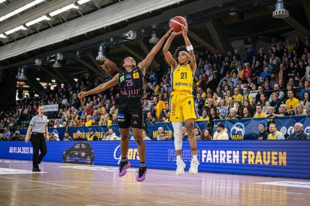 Basketball Berlin 01.03.2025 Saison 2024 2025 Pokal-TOP4 der Toyota Damen Basketball Bundesliga Halbfinale Saarlouis Royals - Alba Berlin Deeshyra Thomas (Alba, No.21) Martha Burse (Saarlouis, No.25)